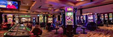 Antarmuka permainan Caishen Wins di platform rolingspin dengan tampilan live-dealer